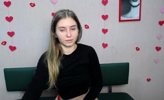 Beautiful babe masturbates on webcam