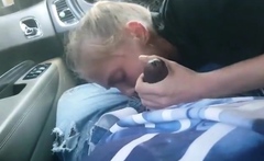 AMATEUR BLONDE SUCKING A BIG BLACK COCK IN A CAR