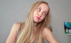 Amateur Webcam Cute Teen Plays Solo with Big Dildo