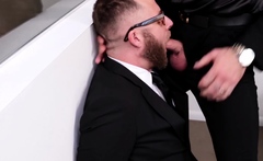 Hunk Boss Bangs His Hot Employee