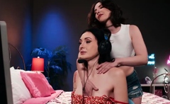 Sexy gamers innocent back rub turns to wild scissoring